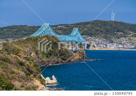 《長崎県》生月大橋をのぞむ海岸線 130049795