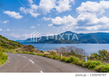 《長崎県》生月大橋をのぞむ海岸線 《長崎県》生月大橋をのぞむ海岸線 130049797
