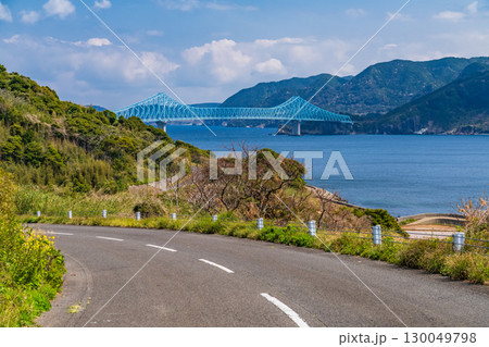 《長崎県》生月大橋をのぞむ海岸線 130049798