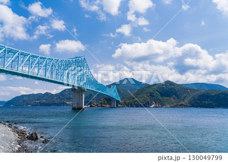 《長崎県》生月大橋をのぞむ海岸線 《長崎県》生月大橋をのぞむ海岸線 130049799