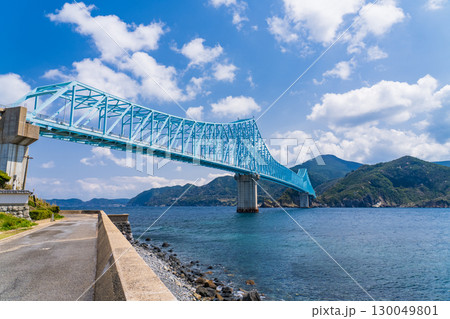 《長崎県》生月大橋をのぞむ海岸線 《長崎県》生月大橋をのぞむ海岸線 130049801