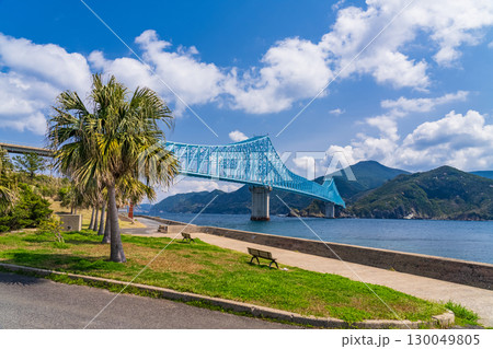 《長崎県》生月大橋をのぞむ海岸線 《長崎県》生月大橋をのぞむ海岸線 130049805