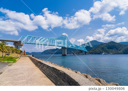 《長崎県》生月大橋をのぞむ海岸線 130049806