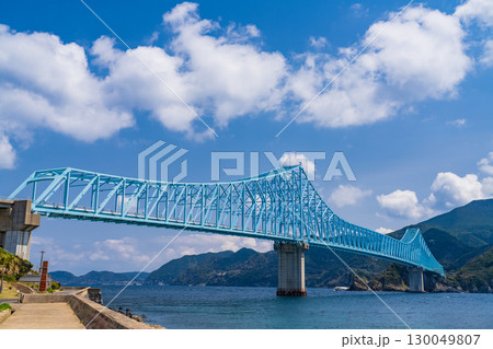 《長崎県》生月大橋をのぞむ海岸線 130049807