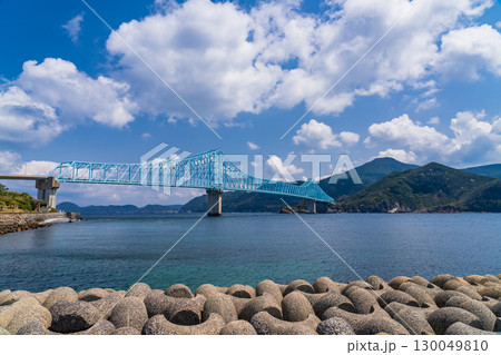 《長崎県》生月大橋をのぞむ海岸線 130049810