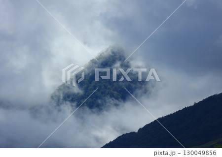 雲海に浮かぶ山々 雲海に浮かぶ山々 130049856