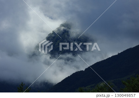 雲海に浮かぶ山々 130049857