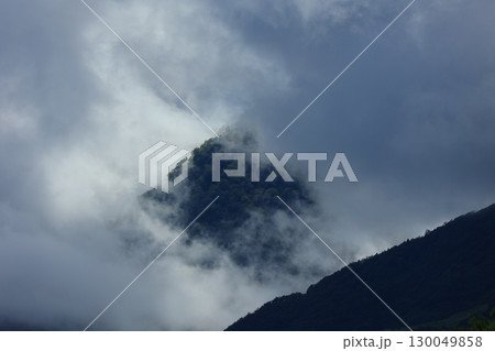 雲海に浮かぶ山々 130049858