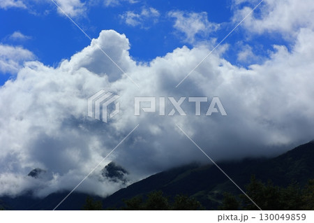 雲海に浮かぶ山々 130049859