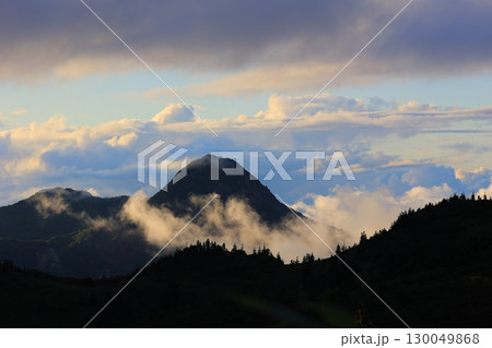 雲海に浮かぶ山々 雲海に浮かぶ山々 130049868
