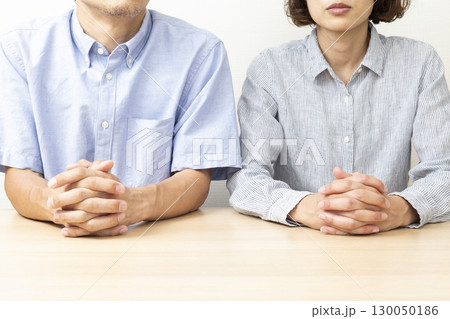 手を組んで並ぶ男女 白バック 手を組んで並ぶ男女 白バック 130050186