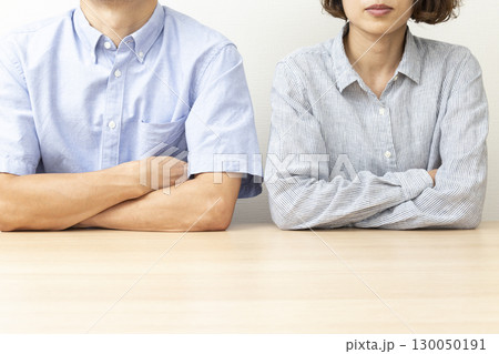 腕を組んで並ぶ夫婦　白バック 130050191