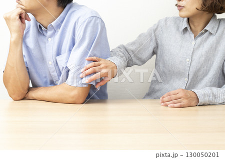 喧嘩をする男女 白バック 喧嘩をする男女 白バック 130050201