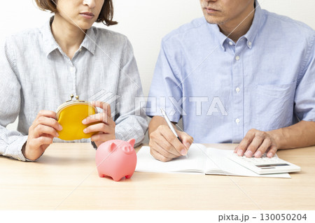 家計について話し合う夫婦 白バック 家計について話し合う夫婦 白バック 130050204