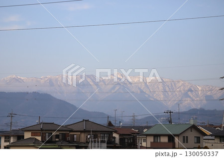 街並みの向こうに見える山雪 130050337
