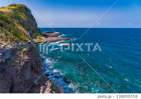 《長崎県》生月島の断崖と海岸線 130050358