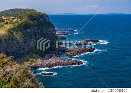 《長崎県》生月島の断崖と海岸線 130050363