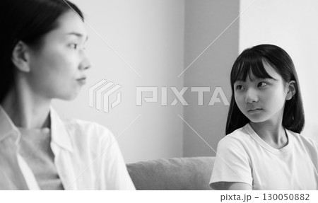 娘と母親が喧嘩しているイメージ 130050882