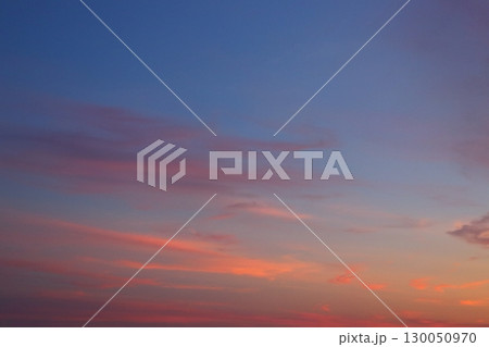 夕焼け色に染まる雲 130050970