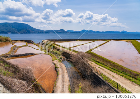 《長崎県》生月島・水田と海岸線の風景 130051276