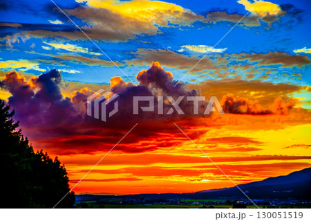 燃えるような夕焼け 130051519