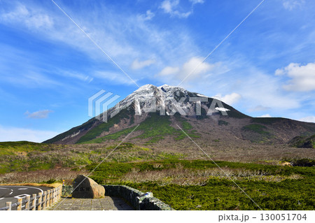 知床峠から見た羅臼岳山頂 130051704