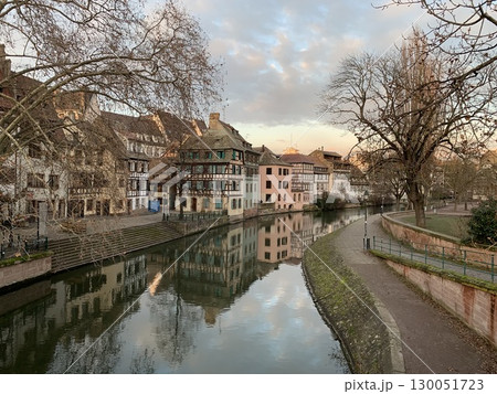 ストラスブールにある世界遺産ラ・プティット・フランスの冬の夕暮れ 130051723