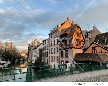 ストラスブールにある世界遺産ラ・プティット・フランスの冬の夕暮れ 130051732