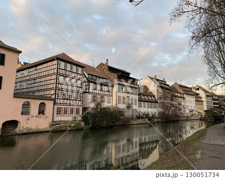 ストラスブールにある世界遺産ラ・プティット・フランスの冬の夕暮れ 130051734