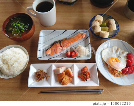 Grilled salmon set meal 日本の朝の定番 和風料理~焼き魚定食(焼き鮭定食) Grilled salmon set meal 日本の朝の定番 和風料理~焼き魚定食(焼き鮭定食) 130052219
