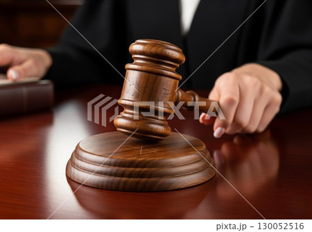 (AI生成) 司法・裁判・法のイメージ　ガベルを手に取った 130052516