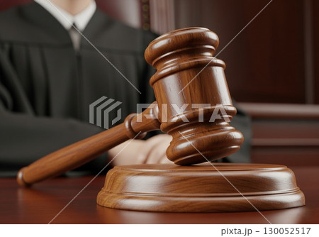 (AI生成) 司法・裁判・法のイメージ　裁判官席に置かれたガベル 130052517
