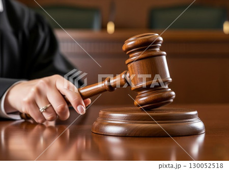 (AI生成) 司法・裁判・法のイメージ　ガベルが打ちならされた時 130052518