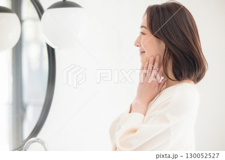 お肌のチェックをする女性 130052527
