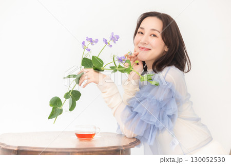 花束を持つ女性 花束を持つ女性 130052530