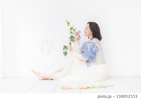 花束を持つ女性 130052533