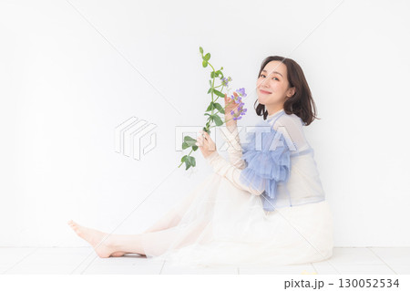 花束を持つ女性 130052534