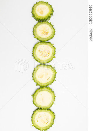 スライスしたニガウリの素材写真 スライスしたニガウリの素材写真 130052940