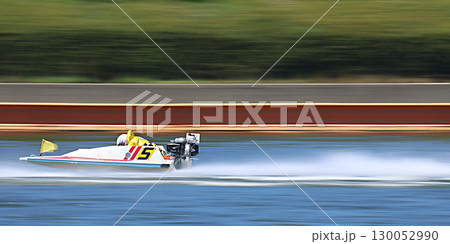疾走するボートレーサー 130052990