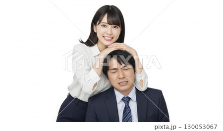 男性の頭の上に手を置く女性社員 130053067