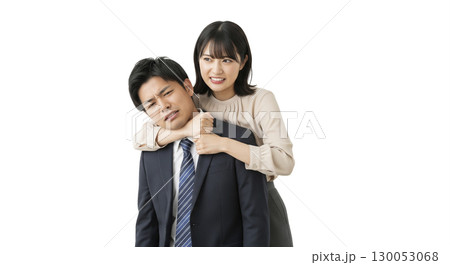 男性にヘッドロックをする女性社員 130053068