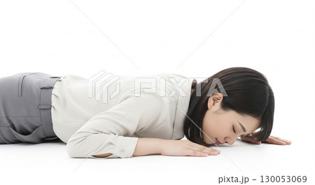 床に寝そべるビジネスウーマン 床に寝そべるビジネスウーマン 130053069
