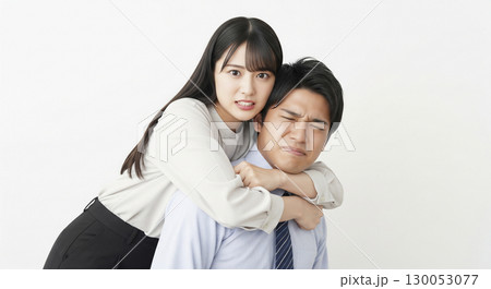男性にヘッドロックをする女性社員 130053077