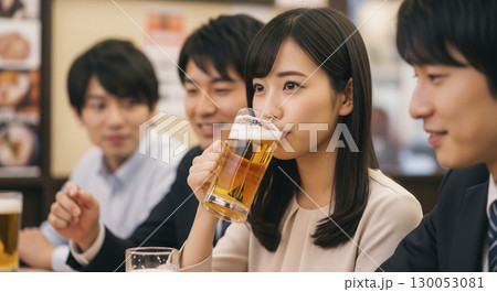 仕事帰りに仕事仲間と居酒屋で飲む 130053081
