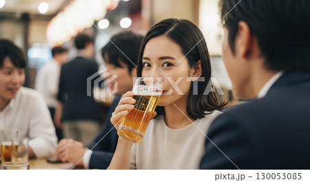 仕事帰りに仕事仲間と居酒屋で飲む 130053085