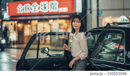 タクシーから降りるビジネスウーマン 130053086