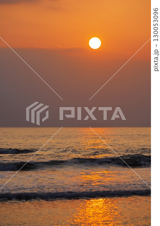 早春の宗谷岬 春霞に朝焼けの日本最北端の地に昇る太陽 早春の宗谷岬 春霞に朝焼けの日本最北端の地に昇る太陽 130053096