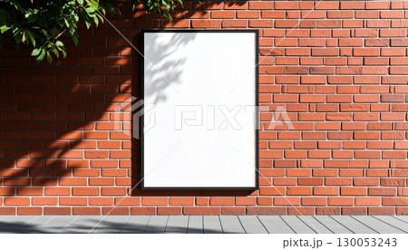 赤レンガの壁にかかった、空白のポスターフレームモックアップ 赤レンガの壁にかかった、空白のポスターフレームモックアップ 130053243