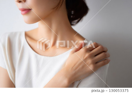 肩こりに悩む女性 130053375