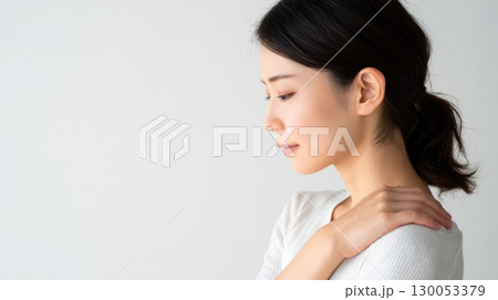 肩こりに悩む女性 130053379